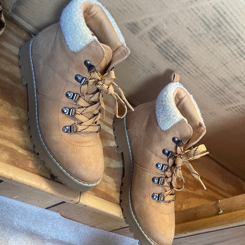 -SYNTHETIC MATERIAL
-FAUX-FUR ON THE BOOT OPENING
-RUBBER OUTSOLE